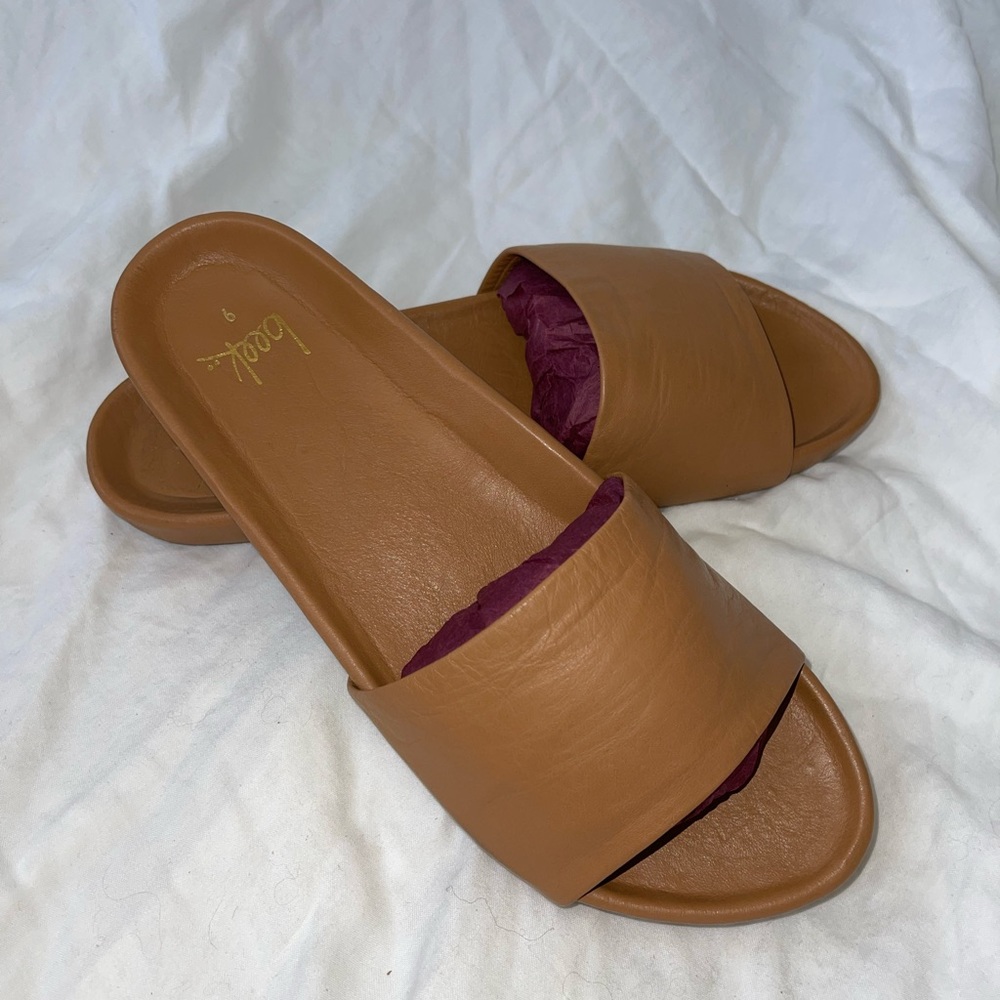 BEEK Gallito Leather Slide Sandal in
HONEY